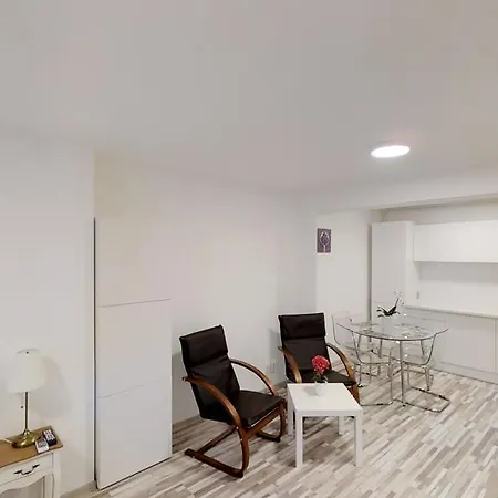Sun Apartment *